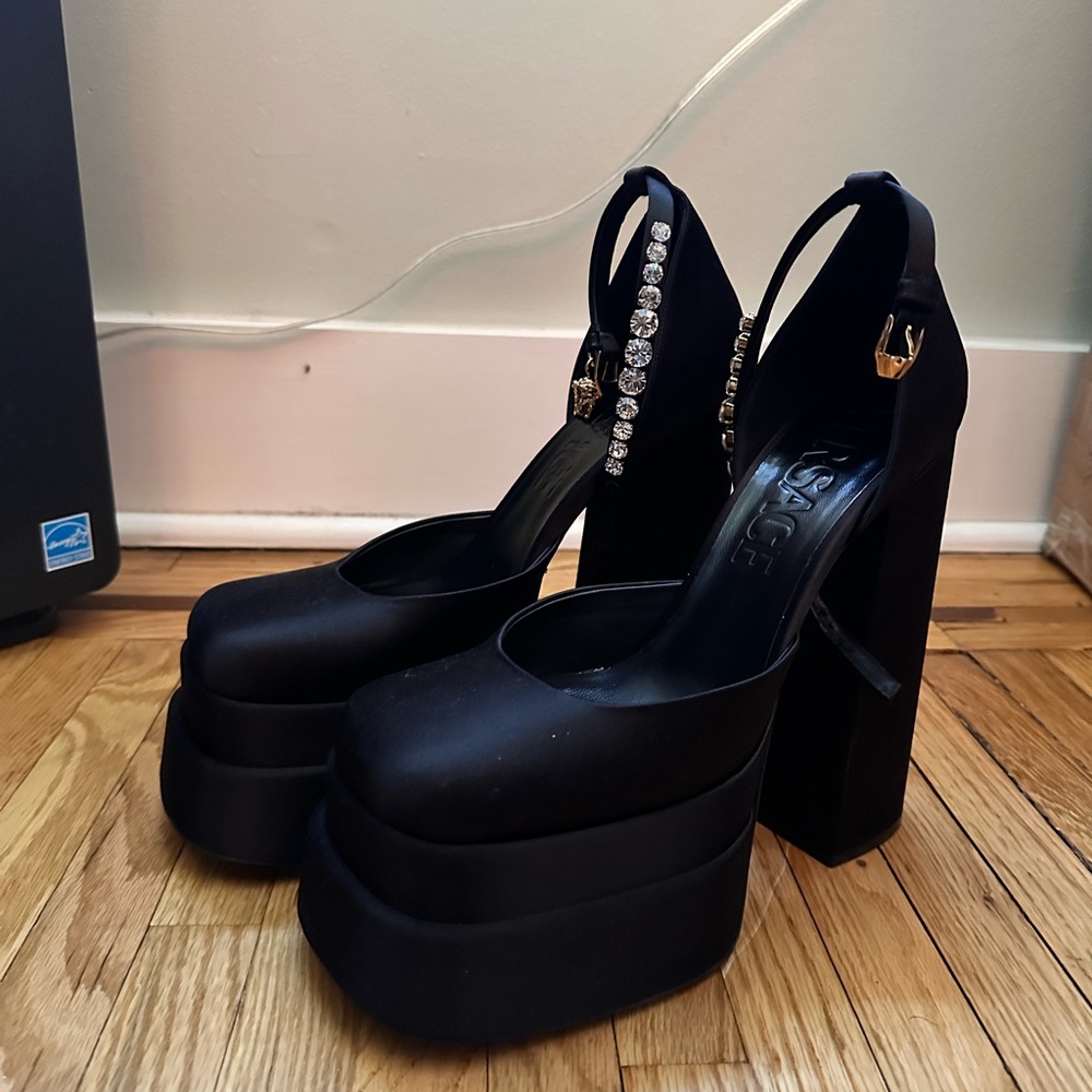 Versace Aevitas Satin Platform Pumps Ankle Strap Medusa Charm Square Toe Sz 10